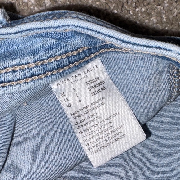 American Eagle Light Wash High-Rise Women’s Jeans - Picture 3 of 5